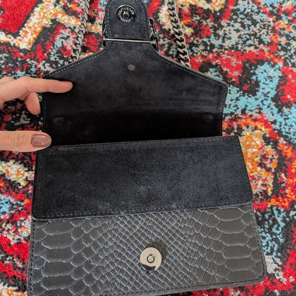 Italian Leather Snakeskin Crossbody w Chain Strap Horseshoe Clasp - Black - Picture 4 of 6